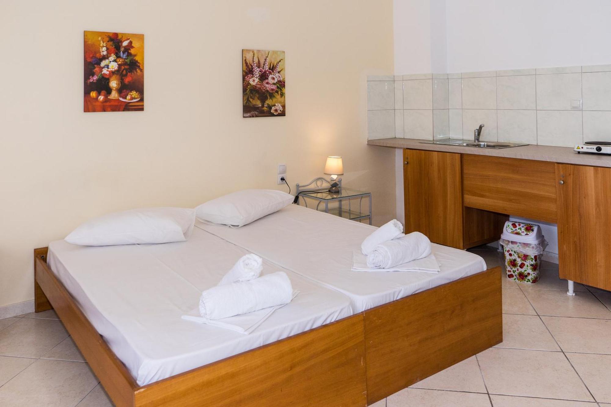 Laganas Strip Mall Apartments Bagian luar foto